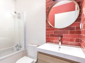 decoration salle de bain zelliges rouge